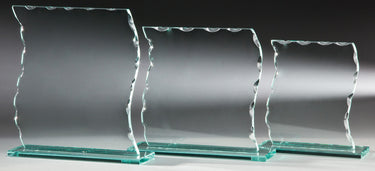 Drei Awards Mannheim 3-er Serie 105x135 mm – 200x190 mm PK766623-21-3 in verschiedenen Größen mit gewellten Kanten werden vor einem grauen Verlaufshintergrund angezeigt und veranschaulichen die perfekte Kombination aus Komfort und Design.